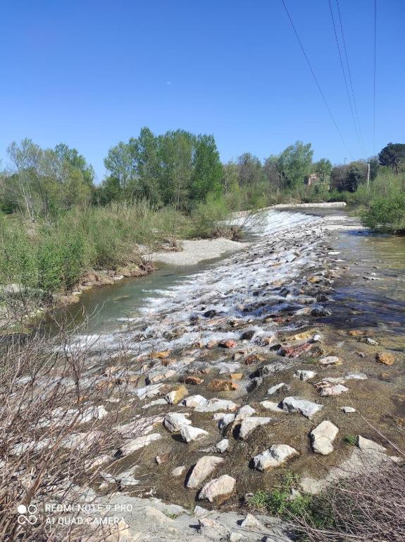 une rivière avec des rochers sur son côté dans l'établissement Maison entre terre et Mer a proximité d'Argelès sur mer, collioure,Perthus,Espagne, à Passa