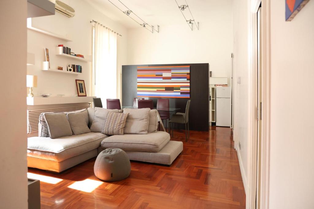 Elegant Apartment at Chiaia by Wonderful Italy
