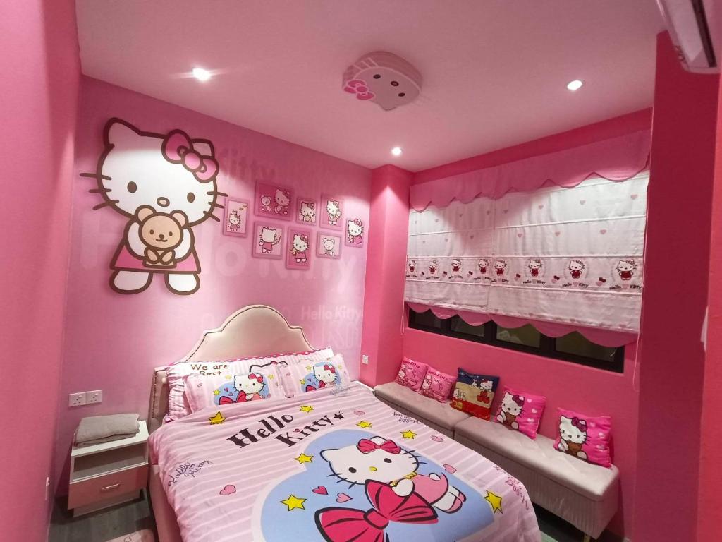 クチンにあるEyvone Homestay Princeton Suites Kuching Airportのハローキティのベッドが置かれたピンクの寝室