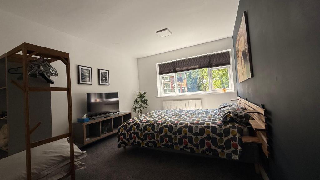 Postel nebo postele na pokoji v ubytování Kingsize Room in Prestwich