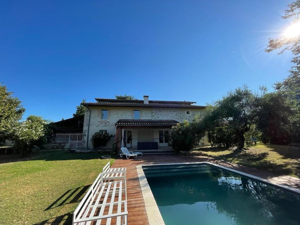 une maison avec une piscine dans la cour dans l'établissement Maison de vacances en pierre, à Saint-Sylvestre-sur-Lot