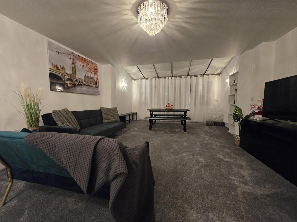 TV a/nebo společenská místnost v ubytování Peaceful four bed town house Free parking Windsor Heathrow