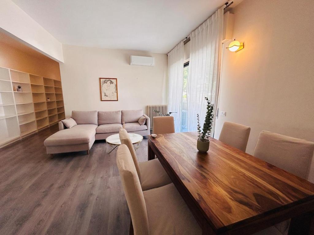a living room with a table and a couch at Flexrent Porto 3 camere - Flexrent Immobiliare Abissinia in Riccione