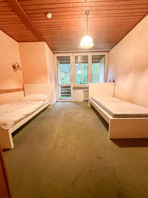 Postel nebo postele na pokoji v ubytování Hotel am Wehr