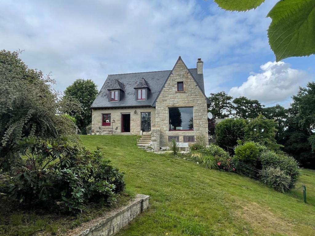 une vieille maison sur une colline avec une cour dans l'établissement Le Val de Rance, à Saint-Samson-sur-Rance
