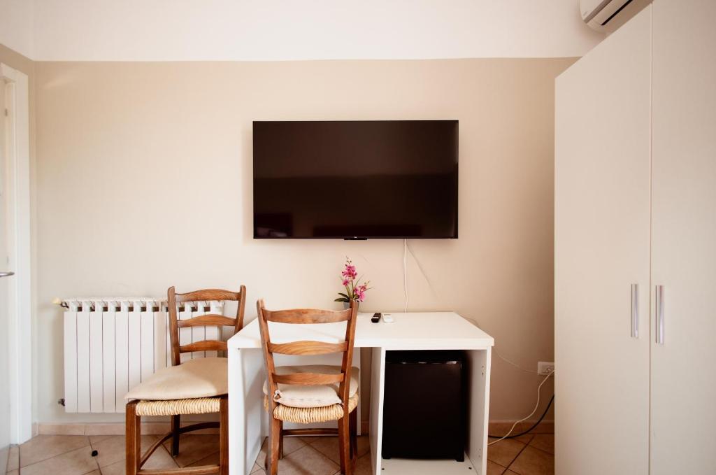 Televízia a/alebo spoločenská miestnosť v ubytovaní B&B Toscana