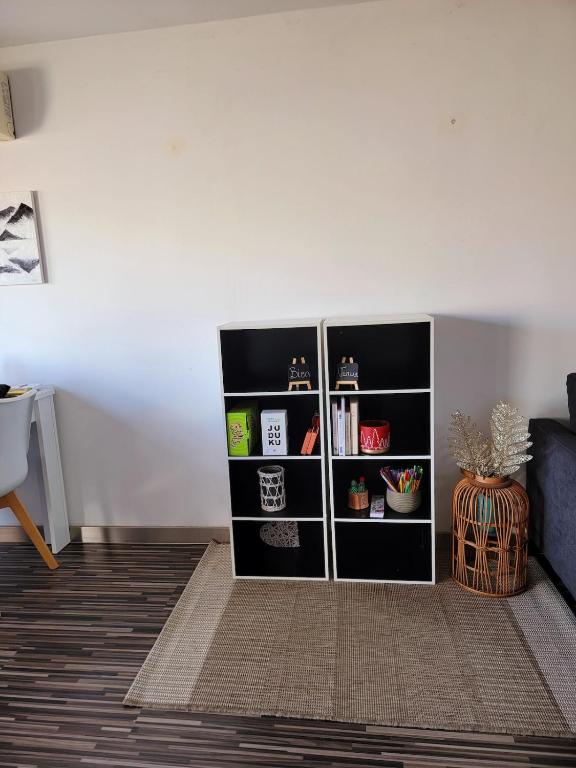 une étagère noire et blanche dans un salon dans l'établissement Béziers, à Béziers