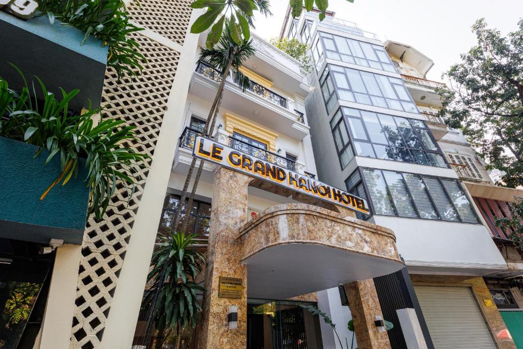 ハノイにあるBelvilla near West Lake Hanoi, Truc Bach Lake formerly Le Grand - The Central Parkの「グランドパレスホテル」と書かれた看板のある建物