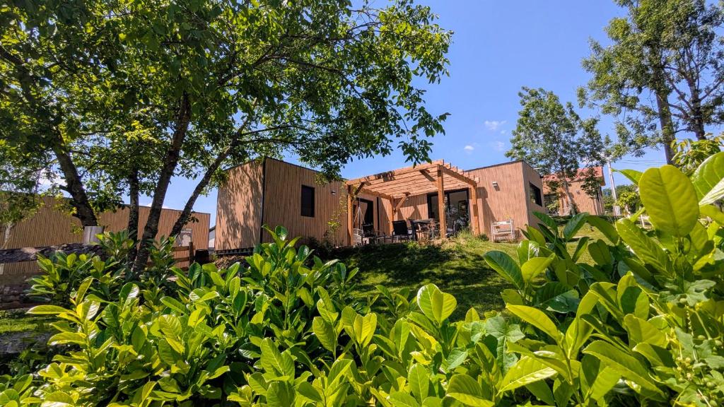 a house in the middle of a yard at Domaine des 7 cépages in Arsonval