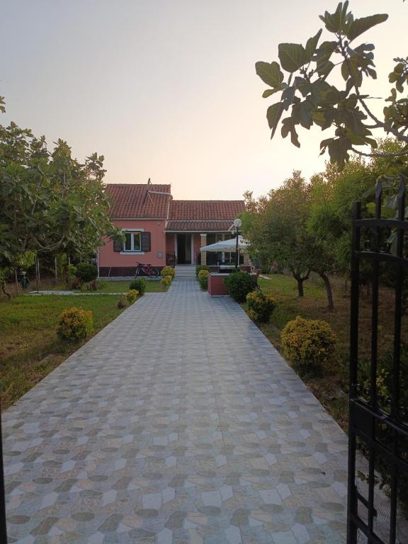 Vrt ispred objekta Beautiful nearby beach house with garden, private pool and large yard