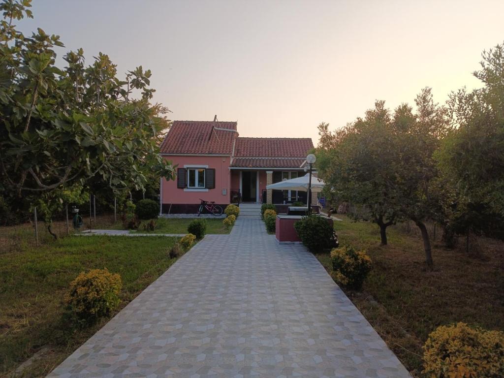 Vrt ispred objekta Beautiful nearby beach house with garden, private pool and large yard