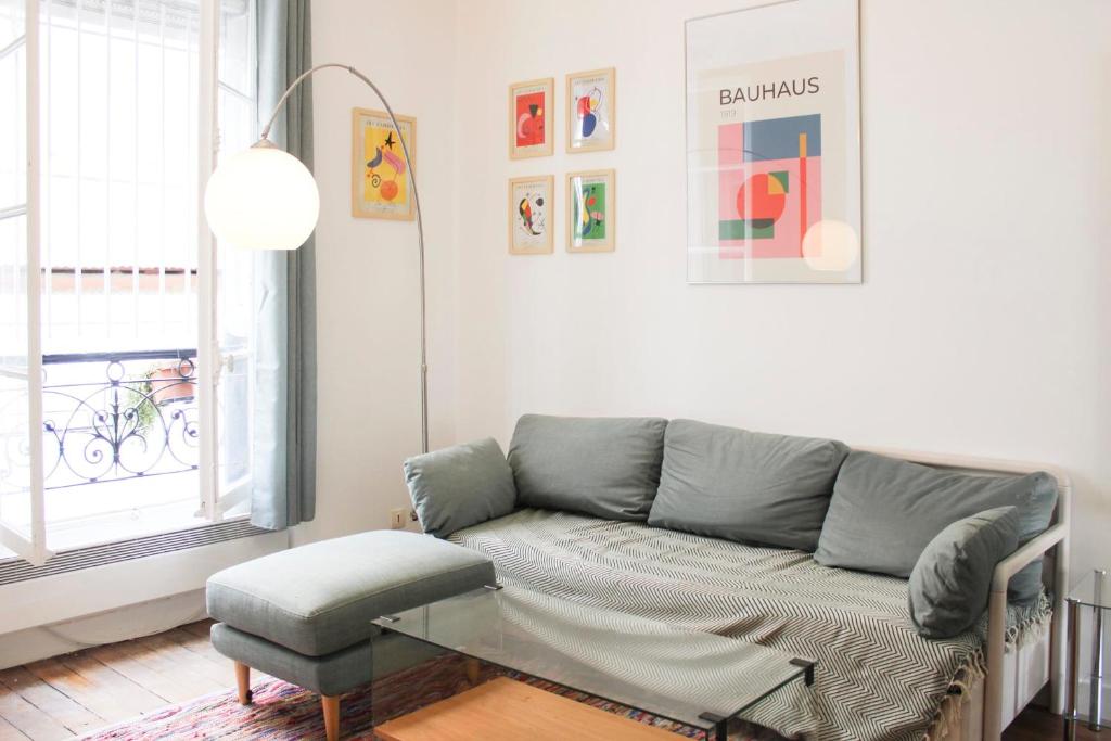 un salon avec un canapé et une table dans l'établissement Design apartment with WiFi in the heart of Paris, à Paris