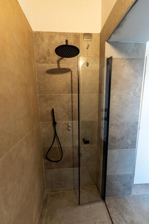Koupelna v ubytování 4 Elementi Relais B&B Lonato del Garda
