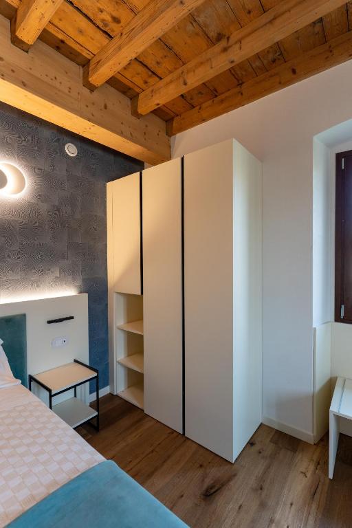 Postel nebo postele na pokoji v ubytování 4 Elementi Relais B&B Lonato del Garda