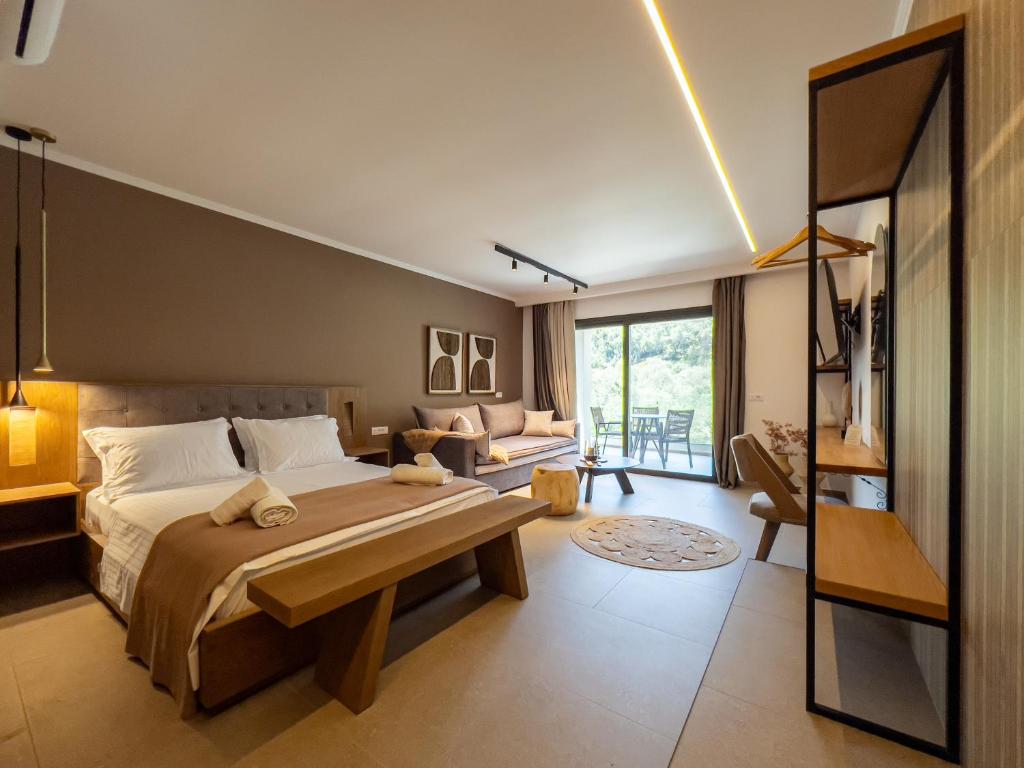 Postel nebo postele na pokoji v ubytování Onar Luxury Suites Parga