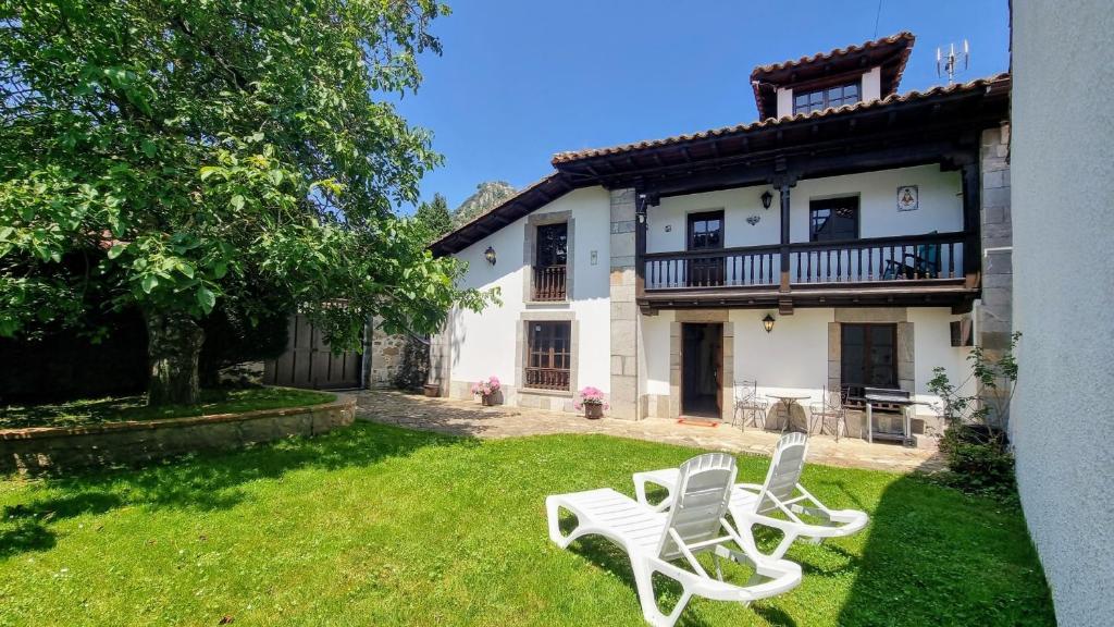 un gruppo di sedie nel cortile di una casa di Casa vacacional Dario a Rales