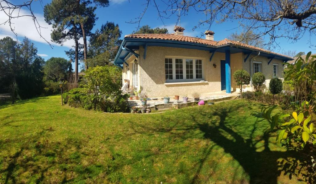 une maison sur une colline avec une cour verte dans l'établissement Au petit Ruisseau, maison à Capbreton, à Capbreton