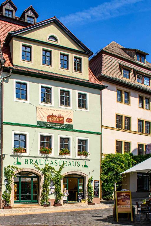 Un gran edificio blanco con un cartel en él. en Braugasthaus, en Naumburg