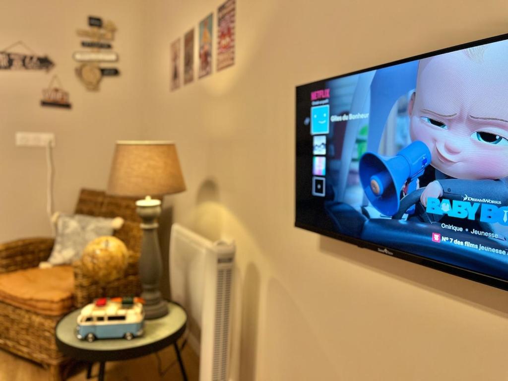TV a/nebo společenská místnost v ubytování Gîte "Le Voyageur"