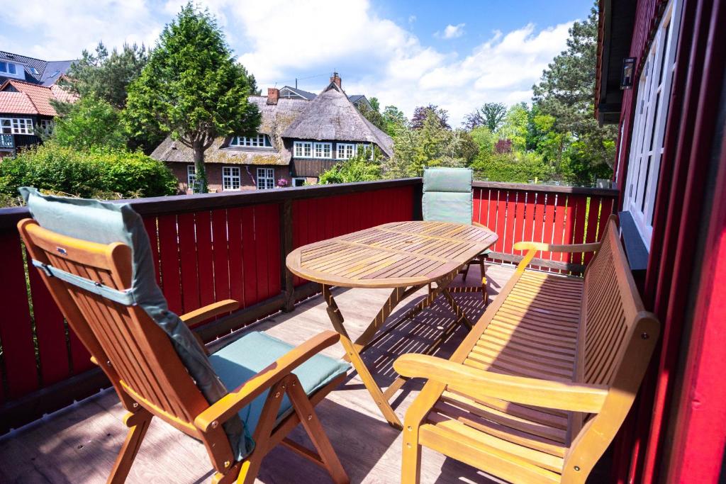 ハーフクルークにあるLandhaus-Marwede App7のバルコニーにテーブルと椅子が置かれたパティオ