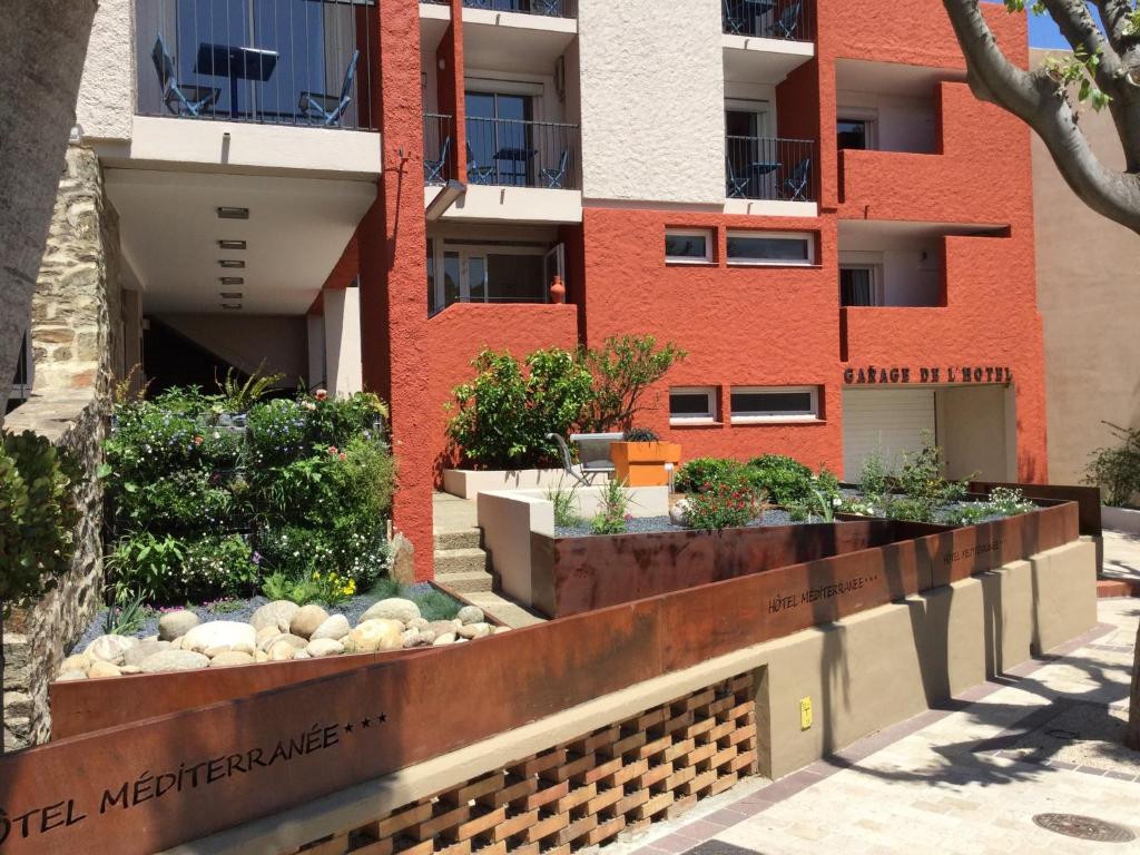 コリウールにあるホテル メディテラネの庭園を正面に望むアパートメントビル