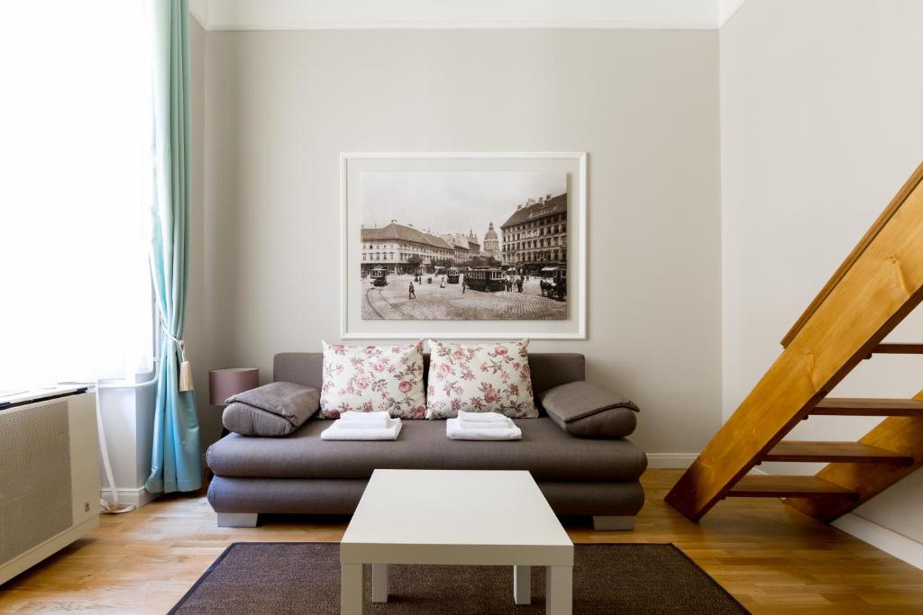 ブダペストにあるLisianthus Apartmentsのリビングルーム(ソファ、テーブル付)