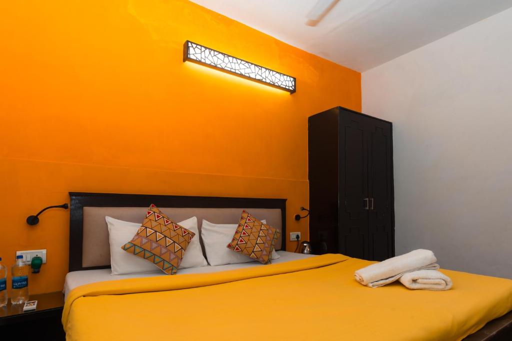 Postel nebo postele na pokoji v ubytování Joey's Hostel Agra - 200m from Taj Mahal