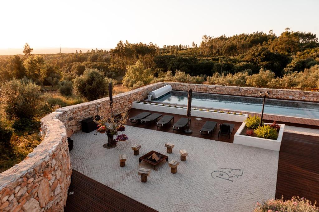 Una vista aérea de un edificio con piscina. en Casa da Broa - Recantos d'Almerinda, en Alvito
