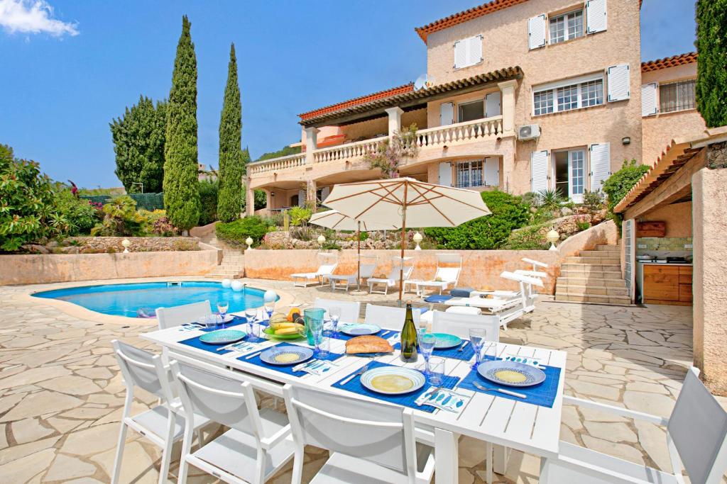 un patio avec une table et des chaises et un bâtiment dans l'établissement Casa Del Sole, à Anthéor
