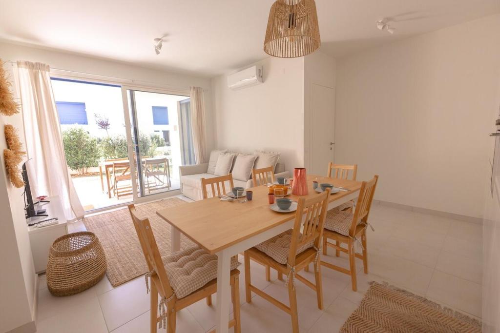 Modern 2BR Apartment with Pool, Gym & Garden