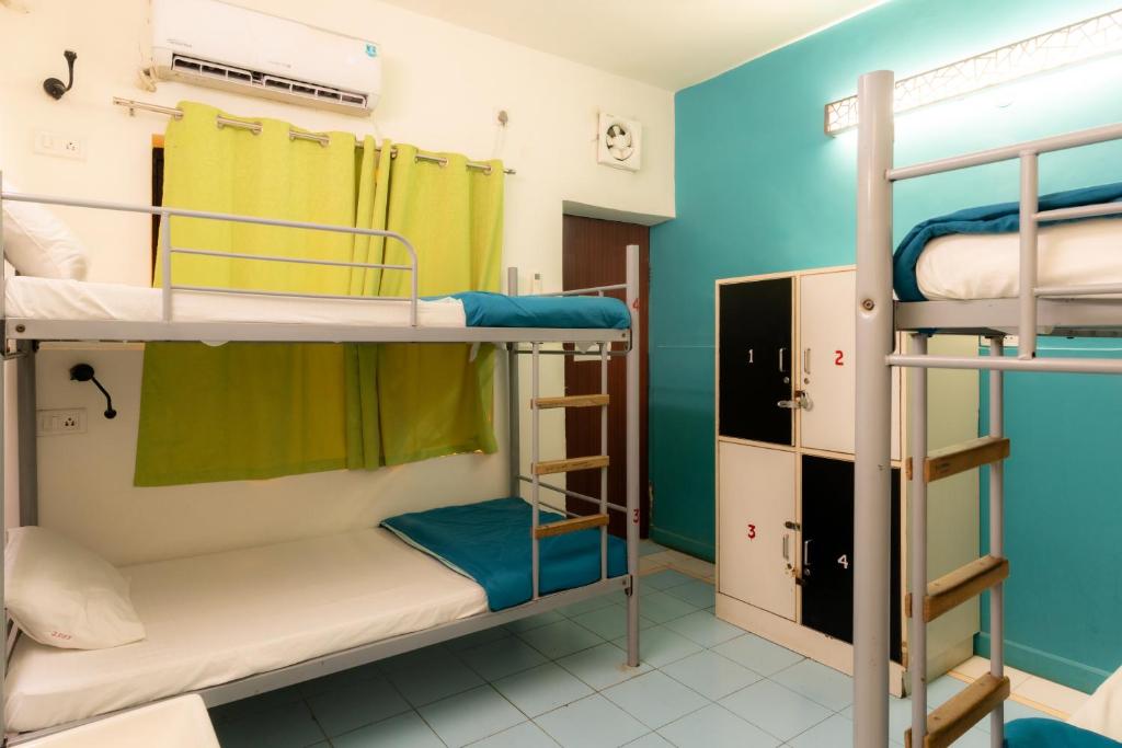 Postel nebo postele na pokoji v ubytování Joey's Hostel Agra - 200m from Taj Mahal