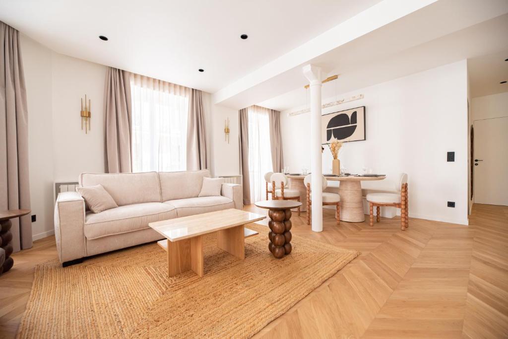 un salon avec un canapé et une table dans l'établissement Stylish Flat in Paris' Center, à Paris