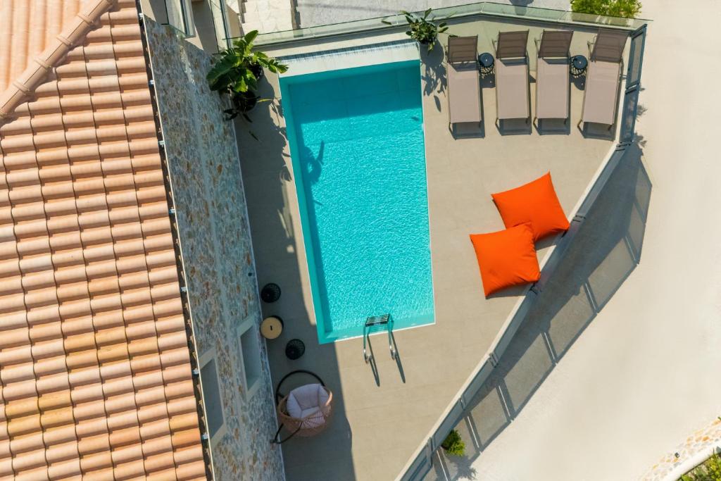 Bazén v ubytování Onar Luxury Suites Parga nebo v jeho okolí