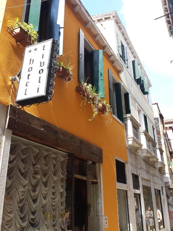 رزرو هتل، هتل تیوولی