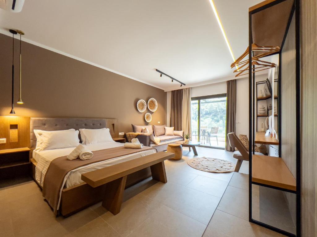 Postel nebo postele na pokoji v ubytování Onar Luxury Suites Parga