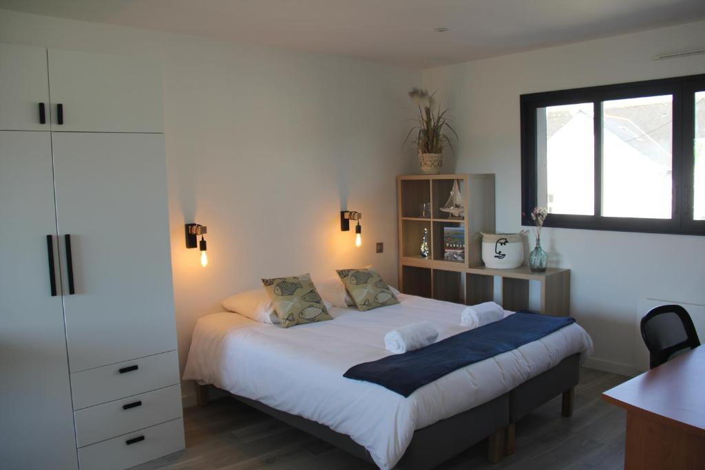 une chambre avec un lit et une fenêtre dans l'établissement Foch - Studio - Calme - wifi, à Vannes