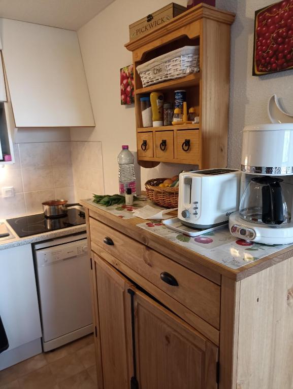 - une cuisine avec un comptoir et une cafetière dans l'établissement LaPerdrixBlanche, à Thollon-les-Mémises