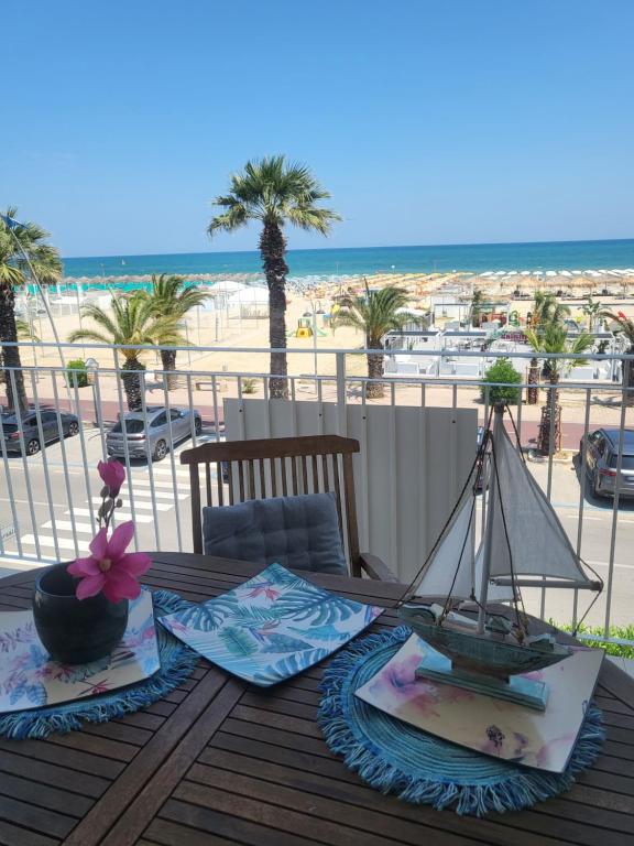- une table en bois avec vue sur la plage dans l'établissement Sea Home Sunrise, à Tortoreto Lido