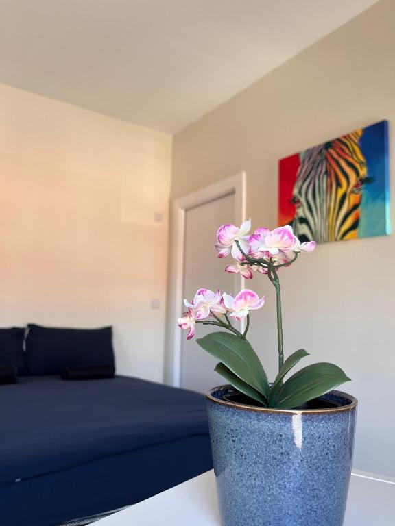 Postel nebo postele na pokoji v ubytování En-suite Triple Room near Croke Park - 1