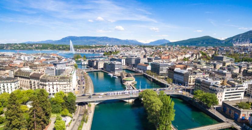 une vue aérienne sur une ville avec une rivière et un pont dans l'établissement Beau T2 emplacement idéal, à Annemasse