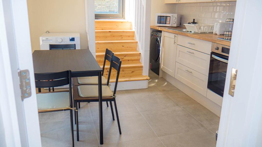 Kuchyň nebo kuchyňský kout v ubytování En-suite Triple Room near Croke Park - 1