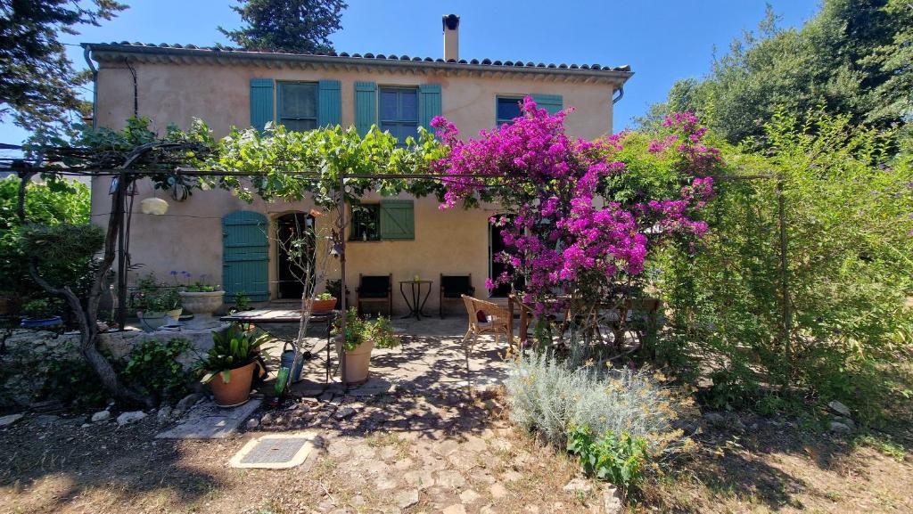 une maison avec un bouquet de fleurs devant dans l'établissement Un petit coin de tranquile près de la mer, à Vallauris