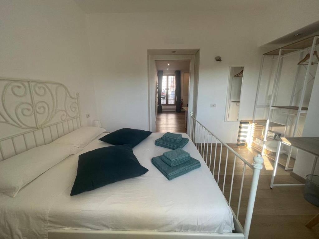 Postel nebo postele na pokoji v ubytování Le Suite del Borgo - Emerald Suite