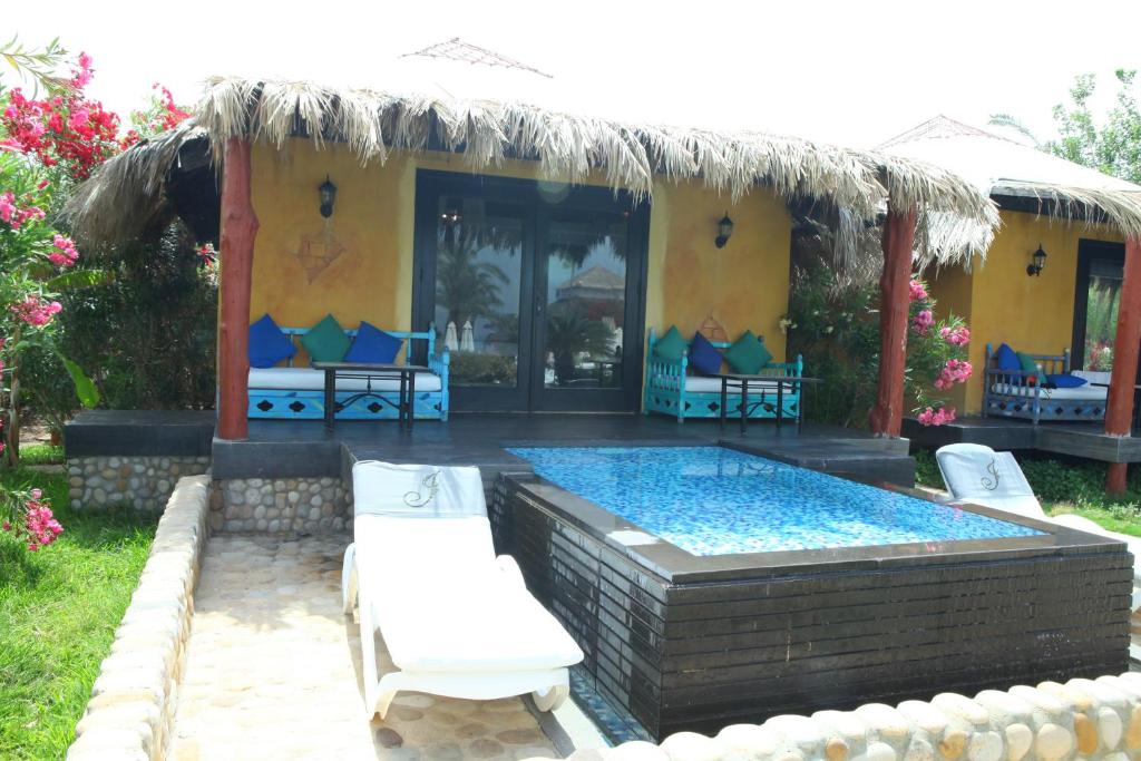 Bazén v ubytování JHotelResorts nebo v jeho okolí