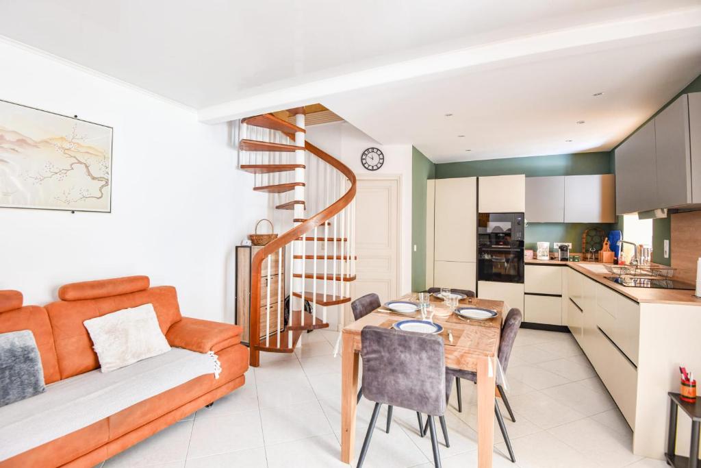 une cuisine et un salon avec une table et un canapé dans l'établissement Appart atypique avec 1 ch avec terrasse à Bompard, à Marseille