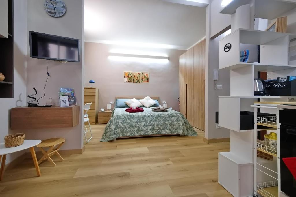 a small bedroom with a bed and a kitchen at Casa Diamante in Turin