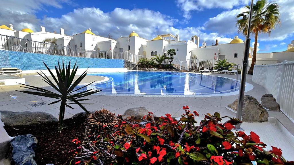 The swimming pool at or close to Sunny duplex with sea view of the scenic gorge
