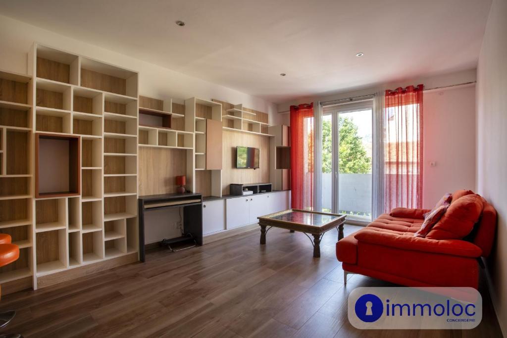 un salon avec un canapé rouge et une table dans l'établissement Apartment neighborhood Liberation, à Nice