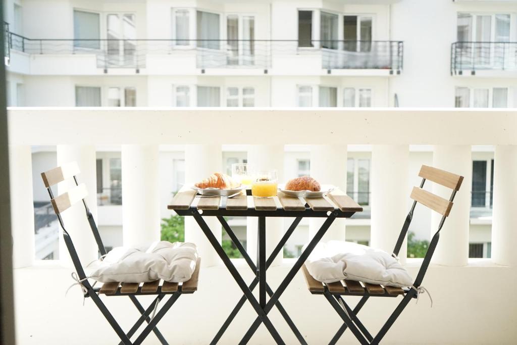 une table avec de la nourriture dessus sur un balcon dans l'établissement Pop Appart - Expo Paris Porte de Versailles - Balcon - Climatisation - Parking, à Paris
