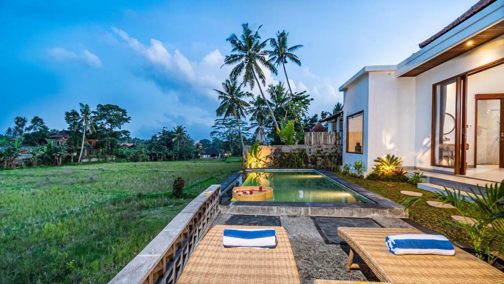 una piscina en el patio trasero de una casa en Suka Villa Ubud, en Ubud